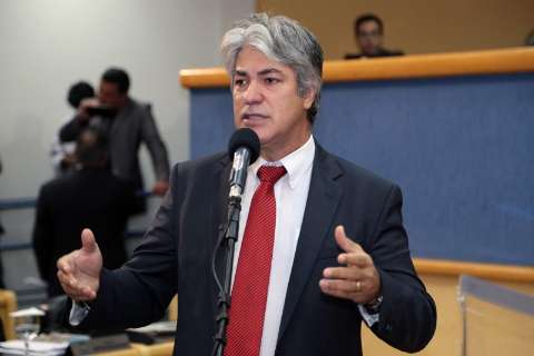 Vereadores cobram reajuste de professores e criticam Bernal por adiar negociação