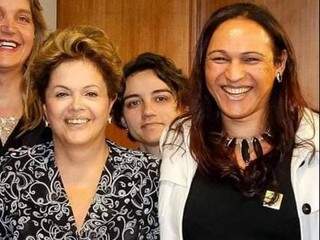 Cris ao lado da presidente Dilma Rousseff. (Foto: Reprodução)