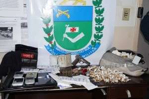 Tr&ecirc;s bandidos assaltam joalheria, fazem ref&eacute;ns e ainda rendem policial 