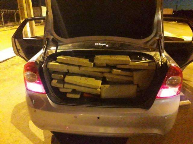 Traficante tenta fugir de bloqueio, mas acaba preso com maconha em carro furtado