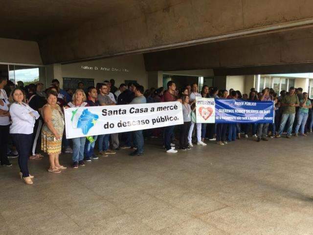 Com previs&atilde;o de dep&oacute;sito at&eacute; &agrave;s 16h, enfermeiros lotam sagu&atilde;o da Santa Casa