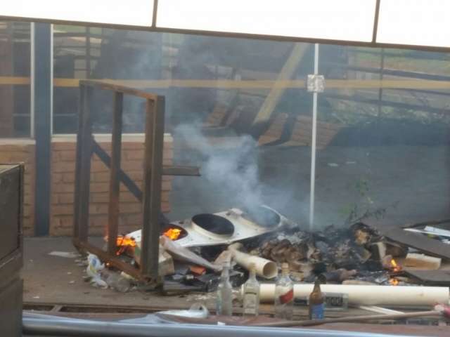 Fogo atinge im&oacute;vel abandonado, reduto de drogados, onde funcionava bar