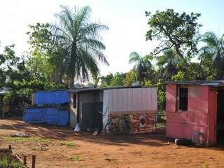 Cerca de 30 famílias improvisam barracos na área invadida. (Foto: Alcides Neto) 