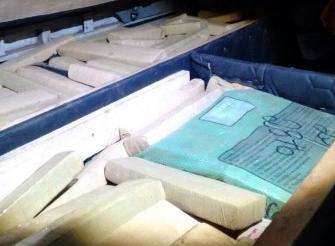 Acompanhado da m&atilde;e, homem &eacute; flagrado com 443 kg de maconha em caminh&atilde;o