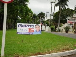 Cavaletes de propaganda eleitoral poderão ficar nas ruas até o dia 27. (Foto: Rodrigo Pazinato)