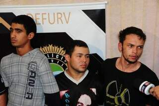 Três dos envolvidos no crime. Rafael, da direita, é apontado como líder. (Foto: Rodrigo Pazinato)