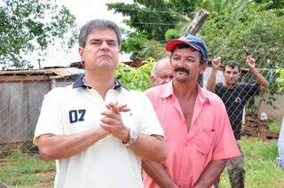 Prefeito Neilsinho Trad ao lado de Raimundo Gomes da Silva, do dono da horta onde será construída a escola (Foto: Luciano Muta)