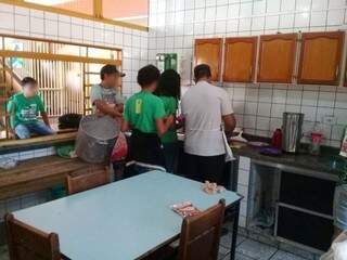 Com servidores em greve, alunos e pais foram para a cozinha da Escola Estadual Silvio Ferreira. (Foto: Direto das Ruas)