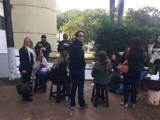 Grupo de servidores almoça em frente a prefeitura, a espera de resultado de reunião (Foto: Yarima Mecchi)