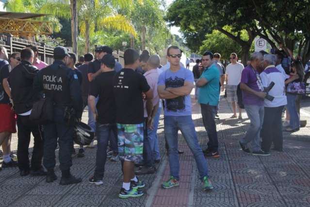 Policiais v&atilde;o de viatura protestar no F&oacute;rum contra pris&atilde;o de PMs 