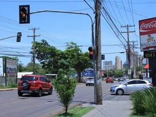 Semáforos se mantém intermitentes com sinalização apenas em amarelo. (Foto: Marina Pacheco)