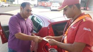 Motorista, Frederico paga no &quot;cash&quot; pelo etanol. &quot;Tem que pesquisas muito&quot;. (Foto: Anahi Gurgel)