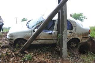 Siena bateu em poste depois que o condutor perdeu o controle da direção; apesar do susto, ninguém se feriu. (Foto: Marcelo Calazans)