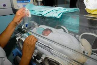 Bebê em sala para prematuros em nível intermediário do Hospital Universitário (Foto: Paulo Francis)