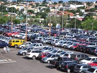 Estacionamento do Shopping Campo Grande ficou lotado nesta segunda-feira (Foto: João Garrigó)