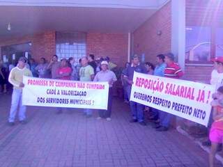 Servidores foram com cartazes para a frente da prefeitura. (Foto: Divulgação)