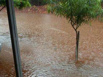 Chuva forte alaga rua problem&aacute;tica e enxurrada invade casa na Capital 