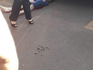Cápsulas de bala deflagradas ao lado do corpo da mais recente vítima da matança na fronteira (Foto: Direto das Ruas)