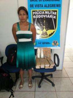 Mulher de 25 anos &eacute; flagrada em van levando droga para estado vizinho 