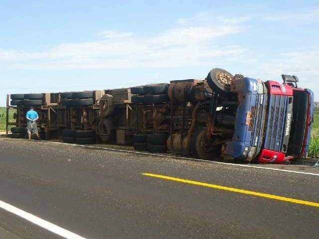  Carreta carregada com soja tomba na BR-267 em Nova Casa Verde