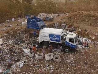 Caminhão da Berpram despeja lixo na Organoeste. (Foto: Reprodução vídeo)