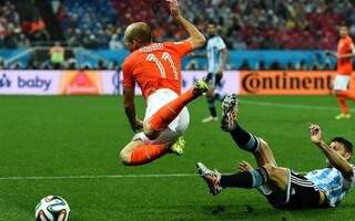 Robben não conseguiu furar barreira argentina (Foto: Getty Images / Fifa)