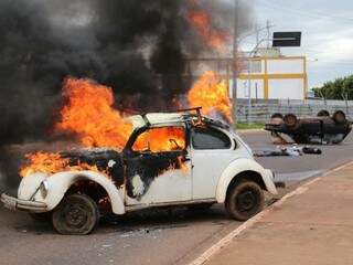 Simulação com carro pegando fogo, capotagem e vítima chamou a atenção de quem passou pelo local. (Foto: Marcos Ermínio) 
