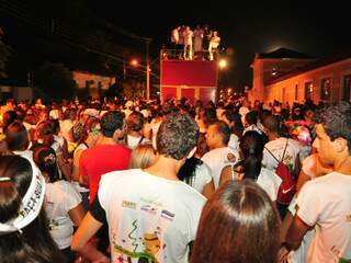 Lançamento do Bloco reuniu centenas de servidores em frente ao Armazém Cultural, em Campo Grande. (Foto: João Garrigó)