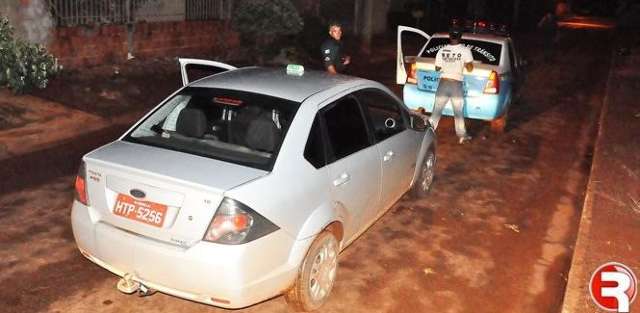 Homem &eacute; abandonado por companheiros ap&oacute;s roubo de t&aacute;xi