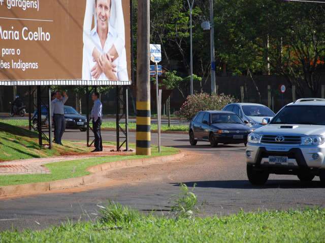  Construtora tem 15 dias para retirar outdoor fixado na cal&ccedil;ada da Via Parque