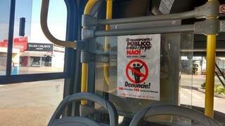Cartazes da campanha no interior dos ônibus e nos terminais tentam encorajar as mulheres a denunciarem casos de abuso sexual no transporte coletivo em Campo Grande (Foto: Marcos Ermínio)