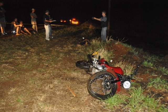 Motociclista morre ao perder controle e bater em tr&ecirc;s placas de sinaliza&ccedil;&atilde;o