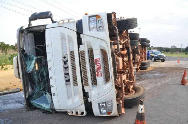 Carregada com 32 toneladas de milho, carreta tomba em rotat&oacute;ria da BR-163