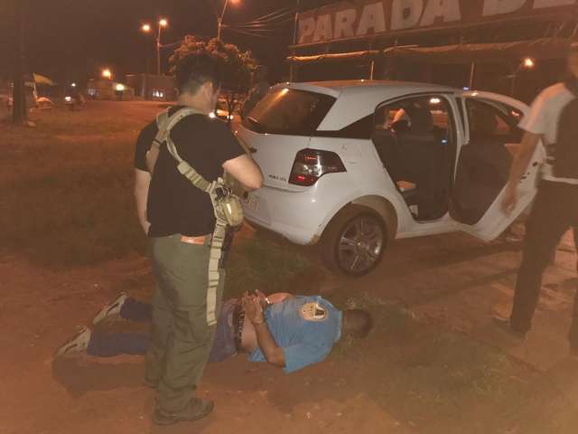 Dupla &eacute; presa na fronteira com coca&iacute;na que seria trazida para MS de t&aacute;xi 