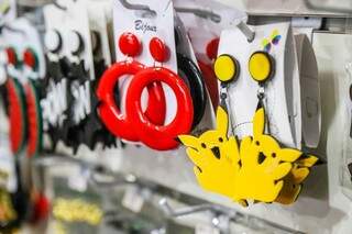 Brincos de pikachu em acrílico custam R$ 35,00 (Foto: Fernando Antunes)