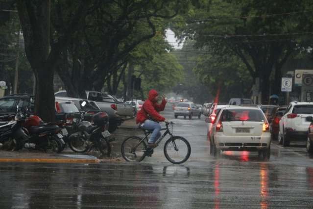 Volta a chover forte e cidade tem o dobro da precipita&ccedil;&atilde;o hist&oacute;rica do m&ecirc;s