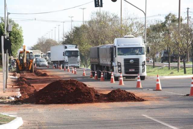 Obra em rede de &aacute;gua causa transtorno a motoristas na C&ocirc;nsul Assaf Trad