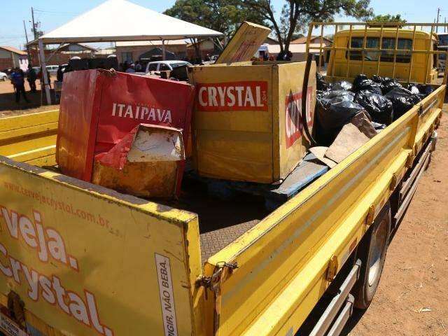Funcion&aacute;rios de cervejaria s&atilde;o flagrados descartando lixo irregularmente