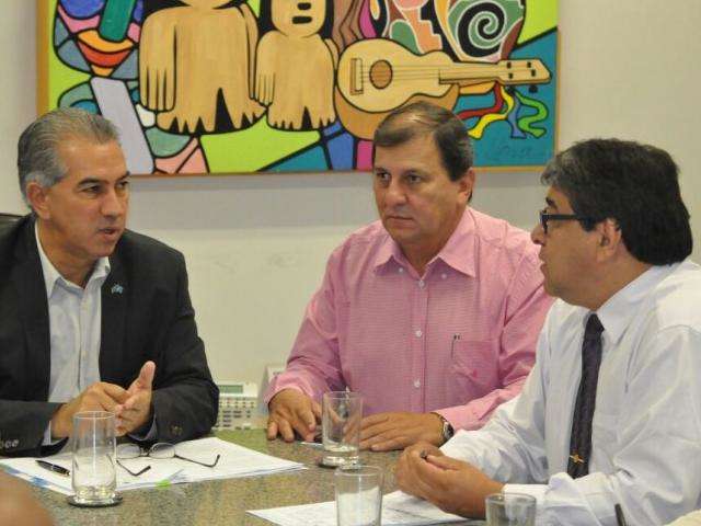 Reinaldo concede reajuste de 7,9% em parcela para 10 mil servidores