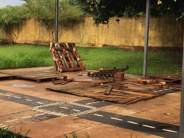 Restos de madeira e de poda de &aacute;rvore em Ceinf provocam queixa de pai de aluno