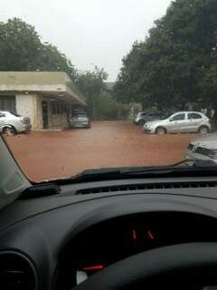 Pátio da Agesul ficou debaixo d&#039;água. (Foto: Direto das Ruas)