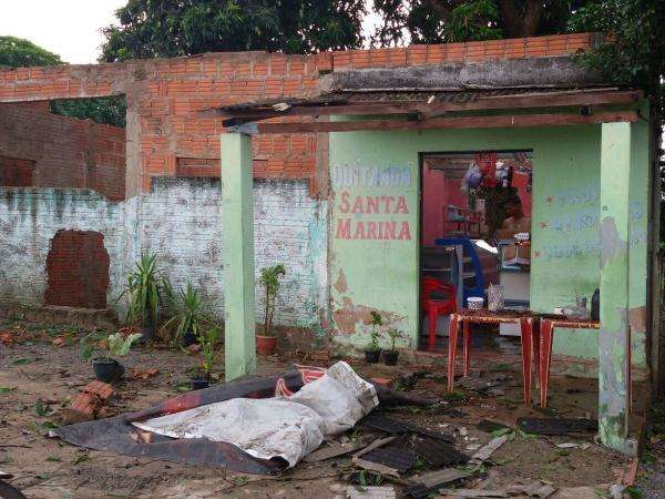Chuva de granizo com vento destelha casas e parte Obelisco ao meio