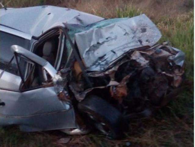 Colis&atilde;o frontal entre carro e carreta mata homem de 49 anos