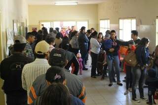 No posto Tiradentes, fila para se vacinar contra a gripe no sábado (29). (Foto: Alcides Neto)