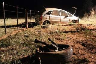 Carro capotou várias vezes até parar na cerca de uma fazenda. (Foto: Jornal da Nova)