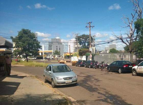 Ve&iacute;culos ignoram sinaliza&ccedil;&atilde;o e estacionam em &aacute;rea proibida da 14 de Julho