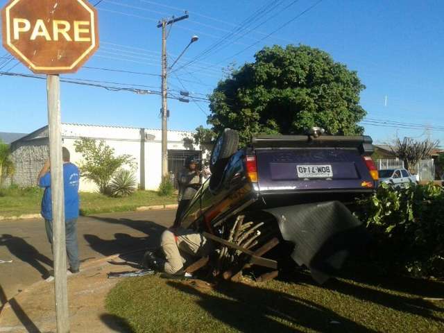 Saveiro capota em cruzamento e derruba &aacute;rvore na Vila Piratininga 