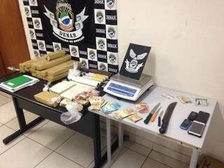 Droga, dinheiro e outros objetos utilizados para o tráfico pelo casal foram apreendidos pela Polícia Civil. (Foto: Divulgação/Denar)
