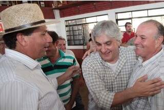 Petista Manoel Viais abraçado ao senador Delcídio do Amaral (Foto: Arquivo)