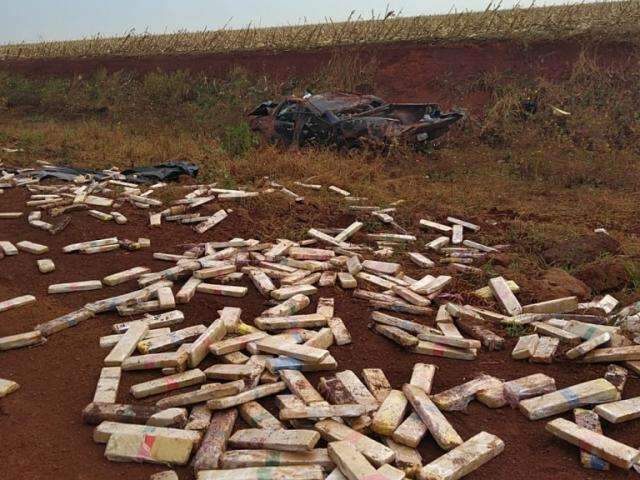 Homem capota Triton e espalha 1 tonelada de maconha em estrada